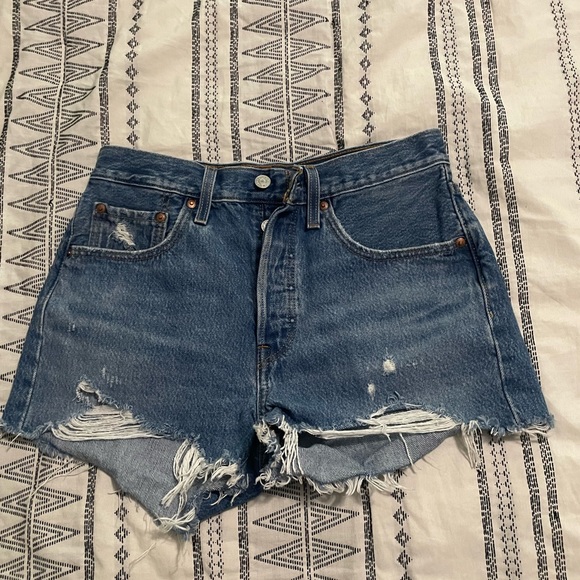 Levi’s 501 shorts size 27 medium wash - Picture 3 of 7